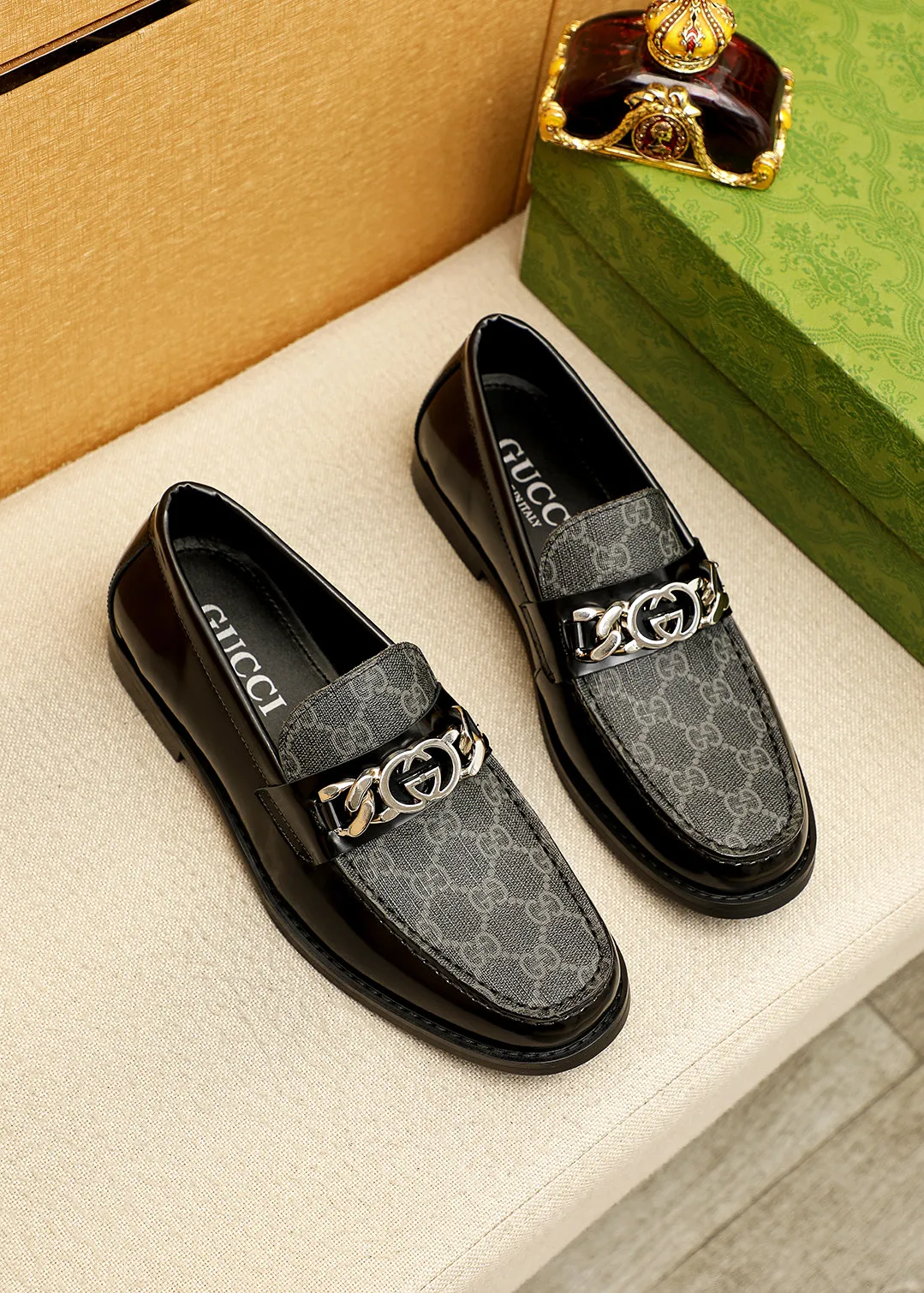 Men's shoes 💰480 💐 Product trademark: GUCCI "Gucci" casual leather shoes Regular size: 38-44 (45.46🉑️customized) Product materials: Selected imported first-layer calfskin embossed upper + luxury hardware buckle, imported water-dyed cowhide leather lining. Strong three-dimensional visual effect, original outsole color: 2 colors available
